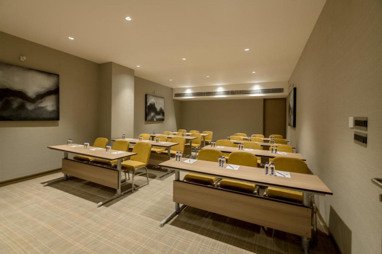 Hotel Wyndham Ahmedabad Shela Esterno foto
