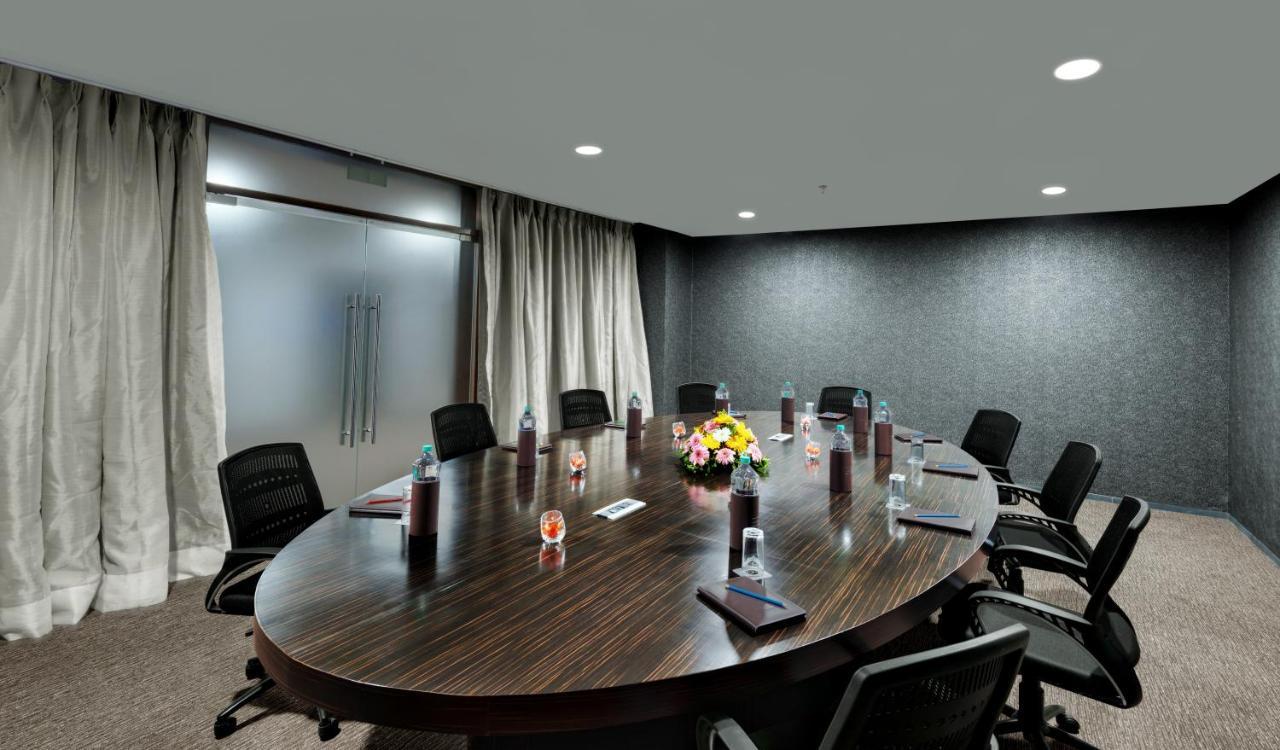 Hotel Wyndham Ahmedabad Shela Esterno foto