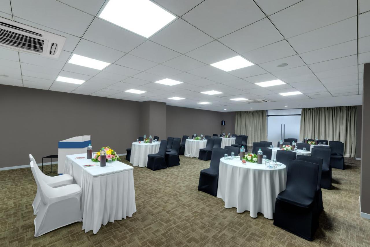 Hotel Wyndham Ahmedabad Shela Esterno foto
