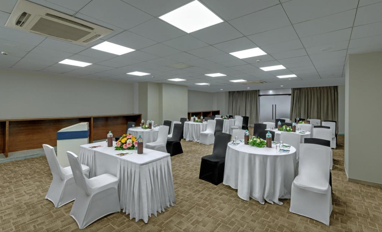Hotel Wyndham Ahmedabad Shela Esterno foto