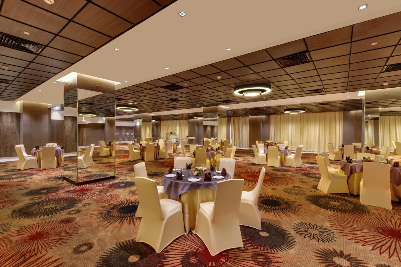 Hotel Wyndham Ahmedabad Shela Esterno foto
