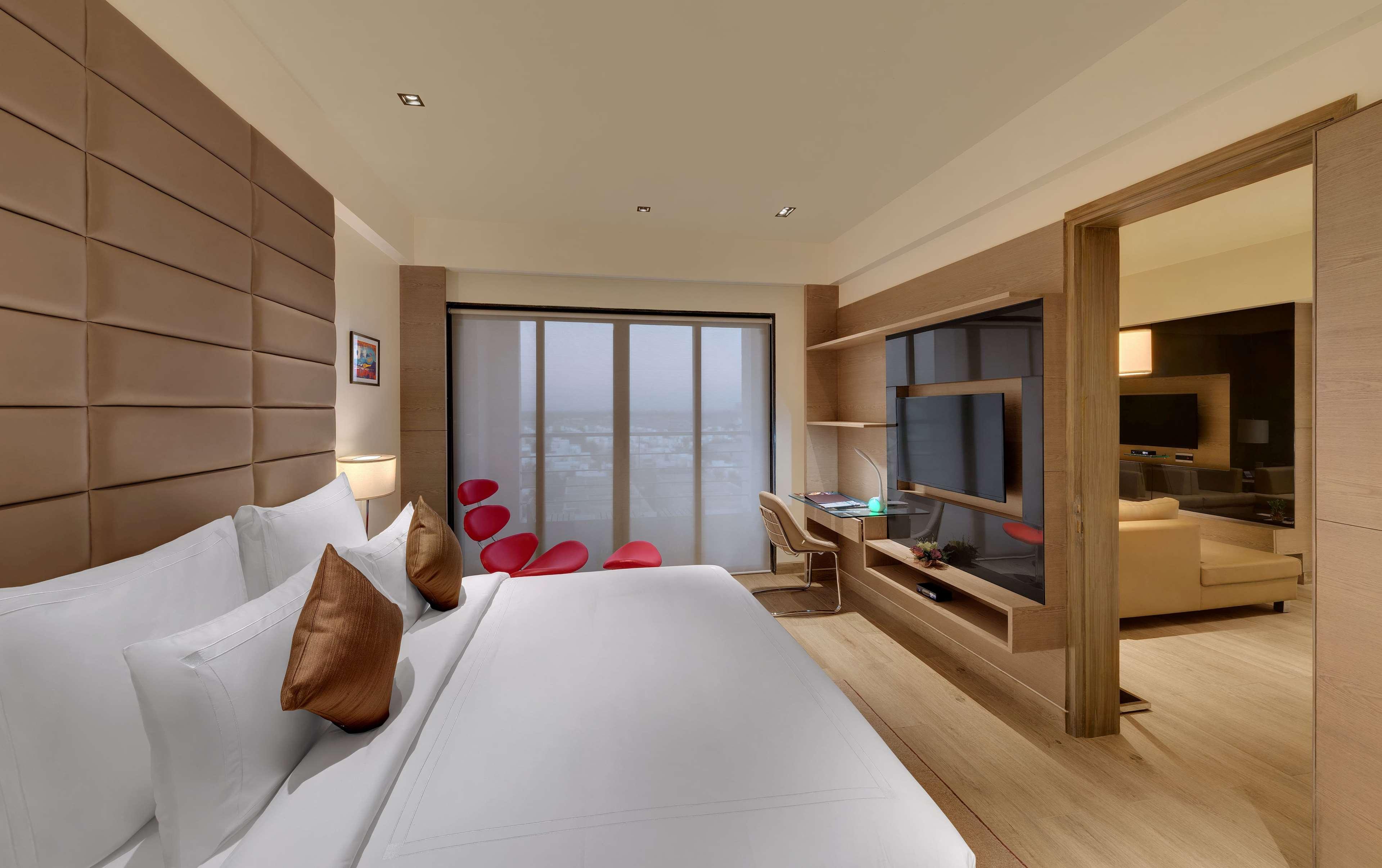 Hotel Wyndham Ahmedabad Shela Esterno foto